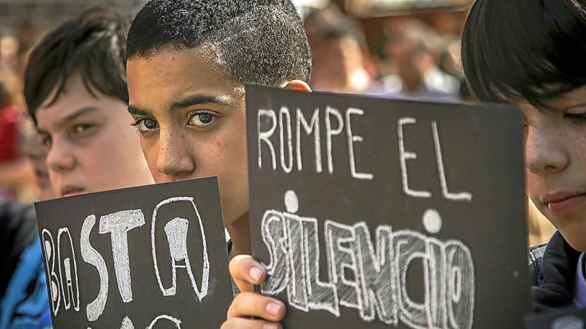 Escolares de Ciudad Rodrigocelebran un acto contra la violencia de género.-EL MUNDO