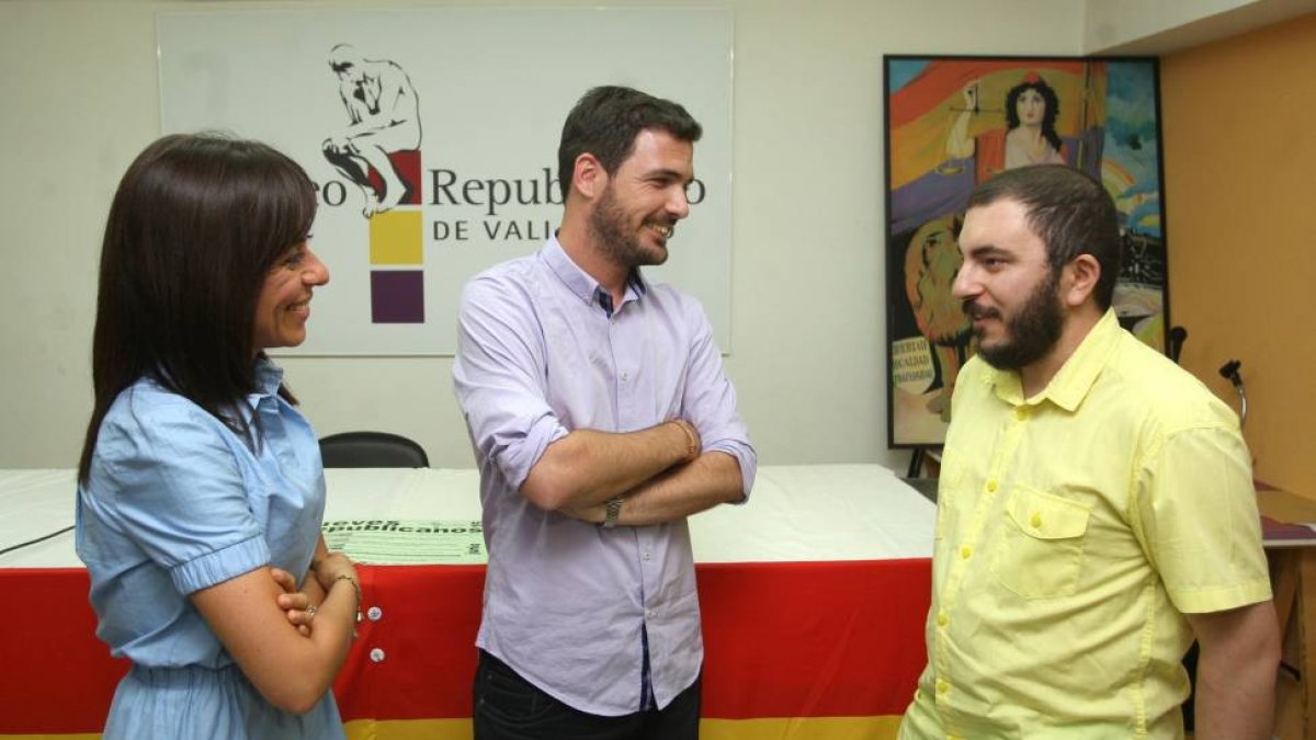 La directora de la Fundación Europa de los Ciudadanos (FEC), de IU, Adoración Guamán, y el economista Eduardo Garzón (C), participan en la charla-coloquio 'Trabajo Garantizado, una respuesta necesaria contra la precariedad laboral'. En la imagen, conversa-ICAL