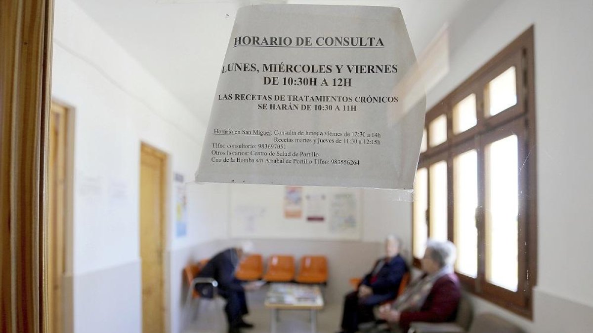 Varios pacientes en la sala de espera de un consultorio médico.-ICAL
