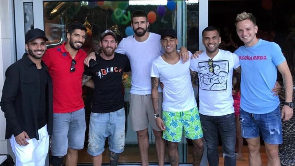 Piqué, en la polémica fiesta de las fotos con el demandado Neymar-EL PERIÓDICO