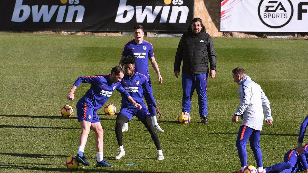 Diego Godín, con el balón en los pies, durante un entrenamiento del Atlético.-EFE