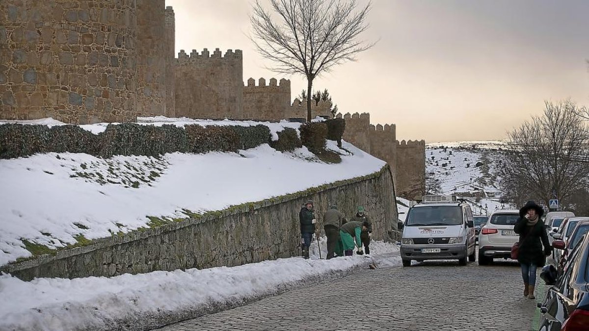 Aspecto de la subida de la muralla de Ávila, con operarios trabajando en las aceras.-ICAL