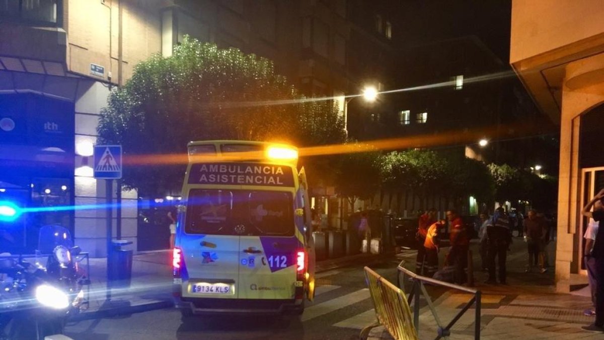 La ambulancia acude al lugar del atropello.-POLICIA VALLADOLID