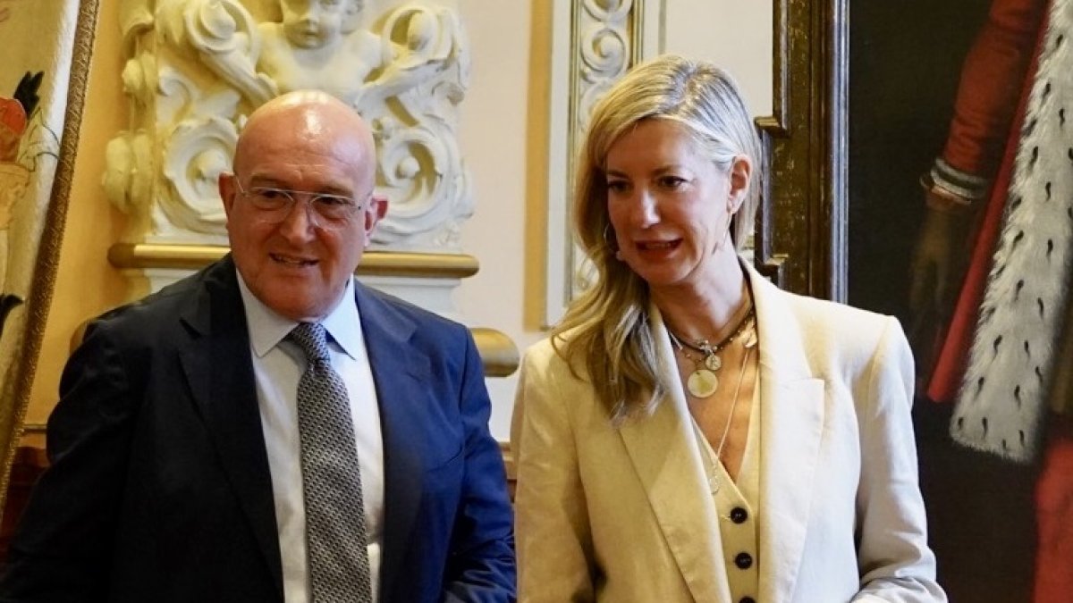 Jesús Julio Carnero e Irene Carvajal durante la presentación del pacto de gobierno.- ICAL