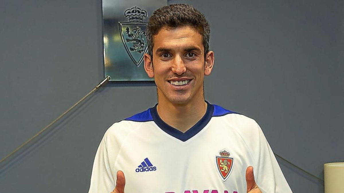Jesús Alfaro, en su presentación ayer con el Zaragoza.-TINO GIL / REAL ZARAGOZA