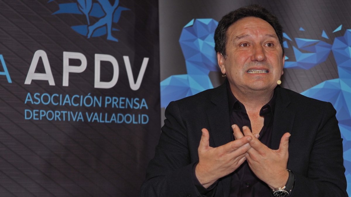 Eusebio Sacristán durante el desayuno informativo. / M. G. EGEA