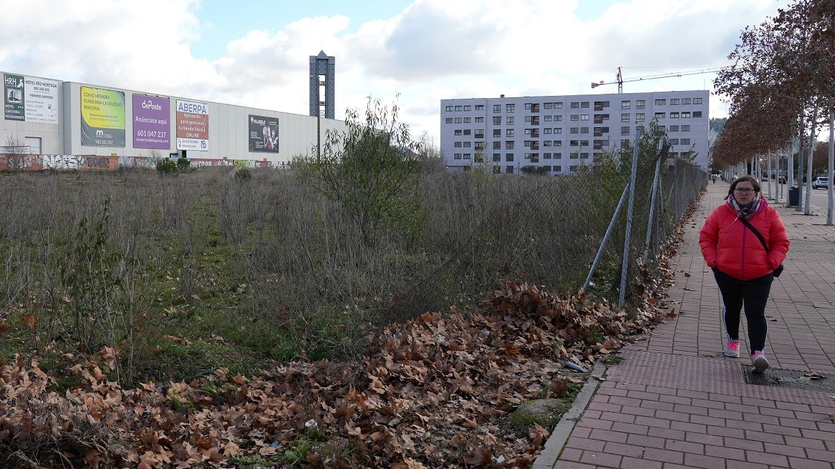 Parcela de la calle Dulzaina donde estaba previsto el centro de refugiados.- J.M. LOSTAU