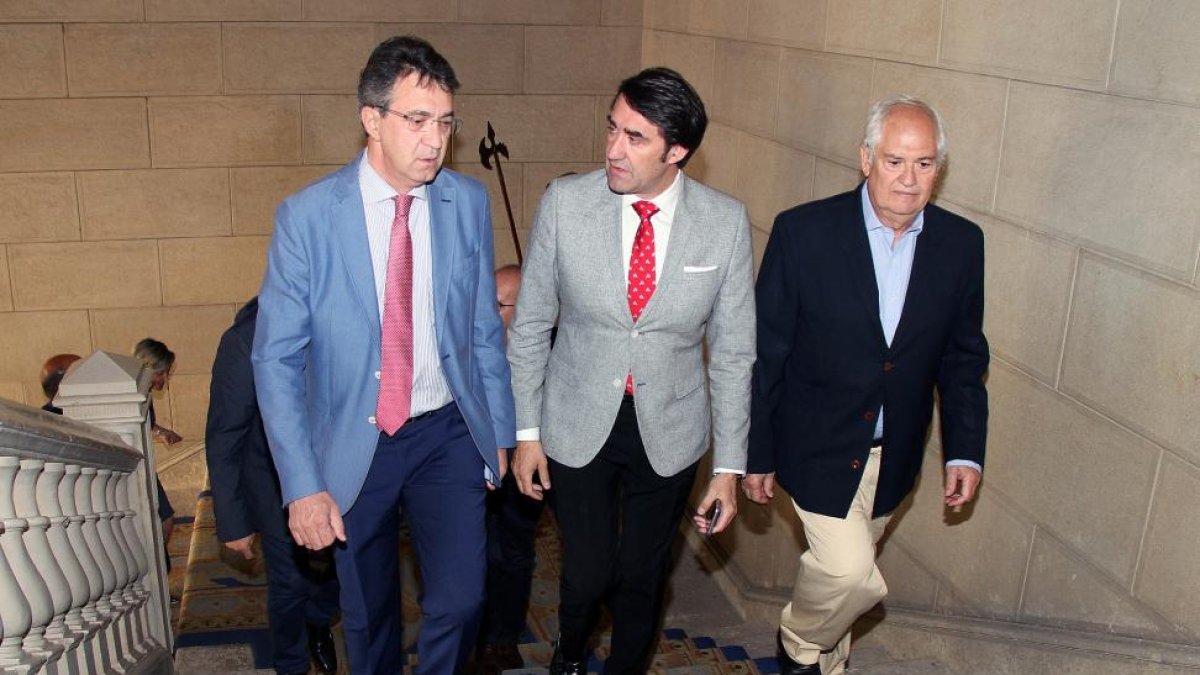 El consejero de Fomento y Medio Ambiente, Juan Carlos Suárez-Quiñones (C), acompañado por el presidente de la Diputación, Juan Martínez Majo (I) y el delegado territorial, Guillermo García (D)-ICAL