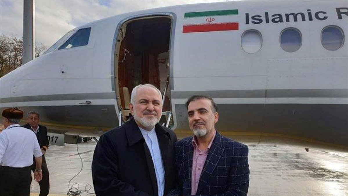 El ministro de Exteriores iraní,  Mohamad Yavad Zarif, y el liberado Masud Soleimaní, en el aeropuerto de Ginebra.-EPA / MINISTERIO DE EXTERIORES DE IRÁN