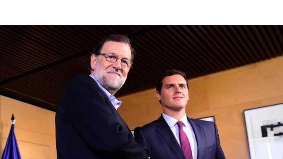 Mariano Rajoy y Albert Rivera posan tras un encuentro en el Congreso, en Madrid el 18 de agosto.-PIERRE-PHILIPPE MARCOU