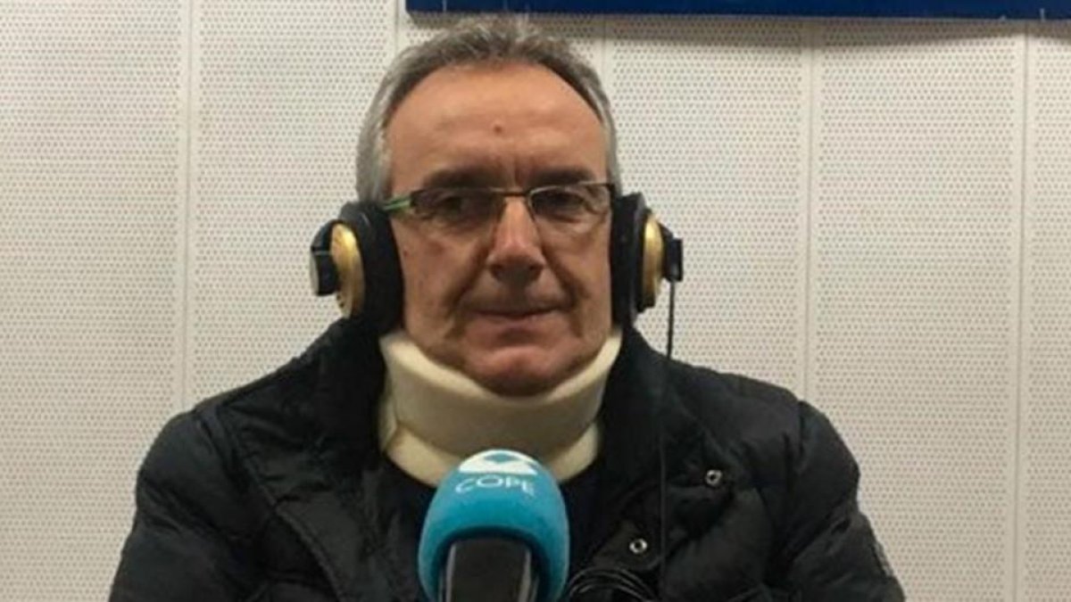 Paco Bayón, agredido por el presidente del Santa Marta, de Salamanca, en los estudios de la COPE de León, con collarin-TWITTER / COPE