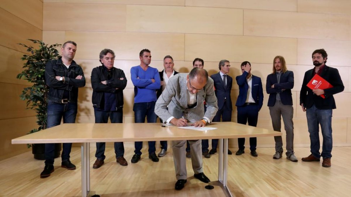 Los grupos parlamentarios y representantes de UGT y CCOO firman un manifiesto de apoyo a Lauki. En la imagen, firma del portavoz de Ciudadanos, Luis Fuentes-Leticia Pérez / ICAL