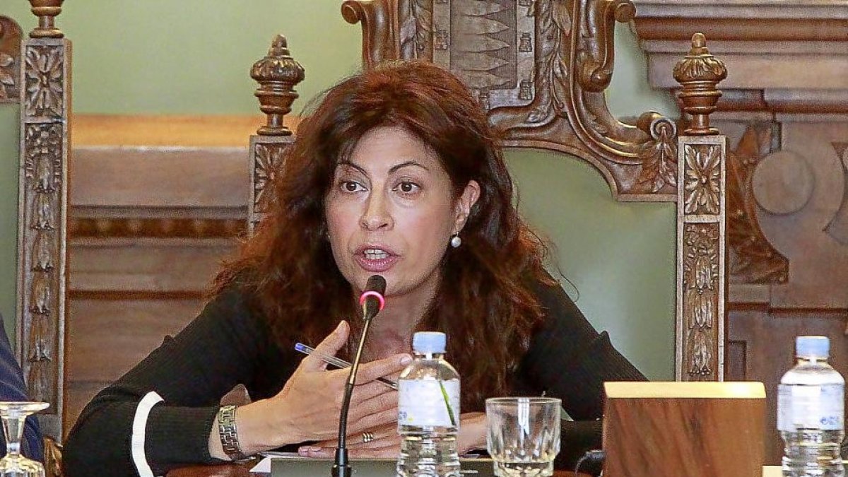 Ana Redondo durante un pleno en el Ayuntamiento.-J. M. LOSTAU