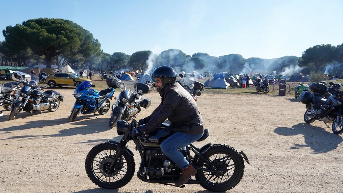 Santiago Abascal llegó en moto a Pingüinos. / ICAL