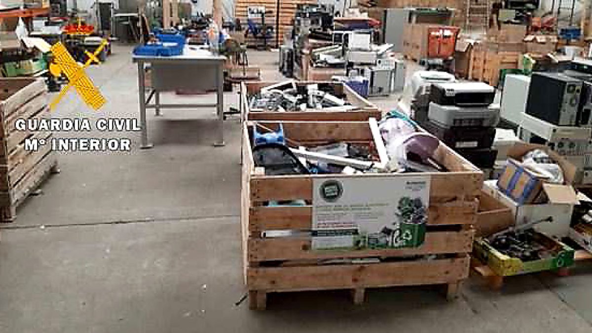 Nave donde se almacenaban y manipulaban los residuos en la nave de un polígono industrial de Valladolid. GUARDIA CIVIL