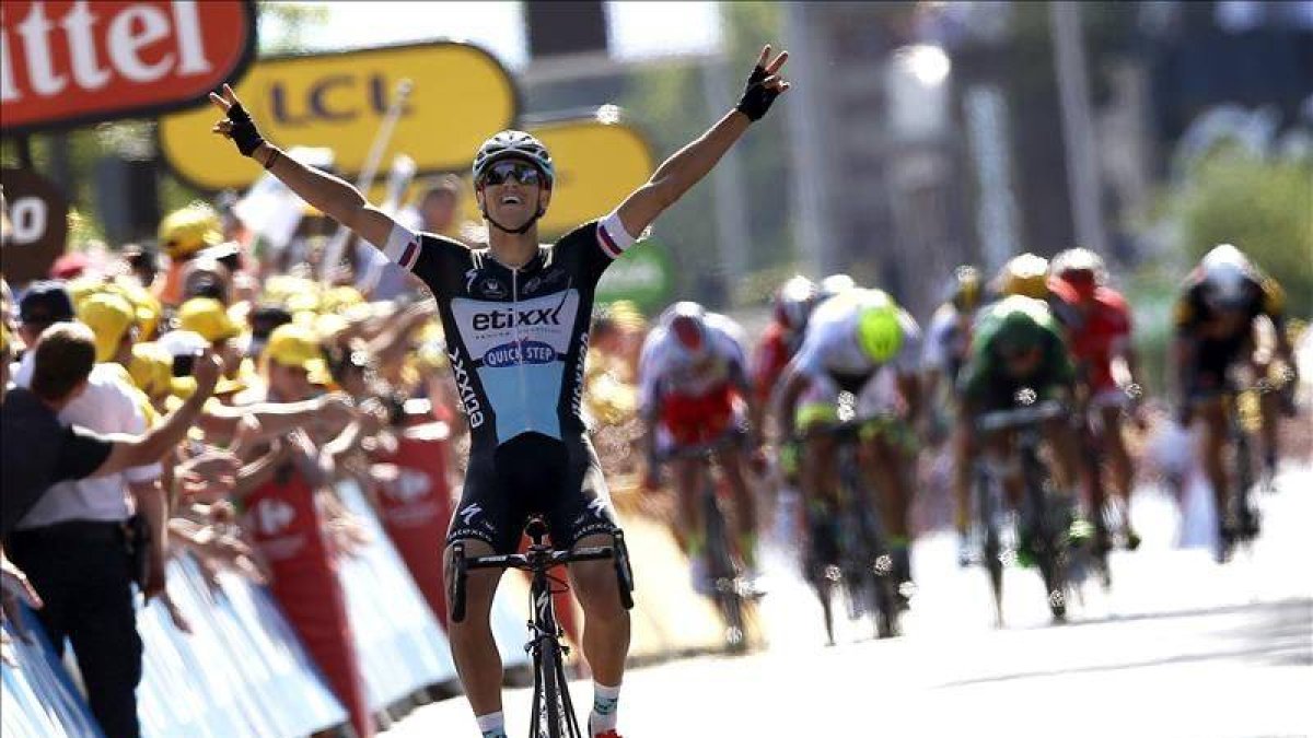El ciclista checo Zdenek Stybar del equipo Etixx Quick Step se impone en la sexta etapa de la 102º edición del Tour de Francia, una carrera de 191.5km entre Abbeville y Le Havre, en Francia.-EFE