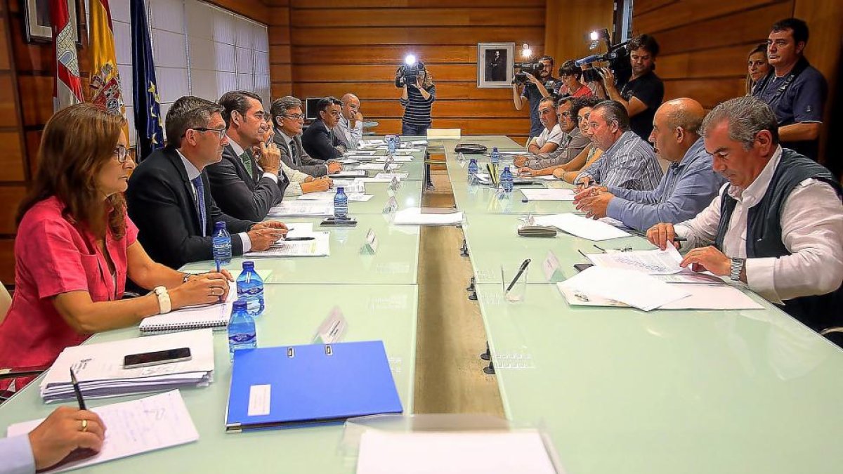 Aurelio González, Aurelio Pérez (Alianza UPA-COAG), Donaciano Dujo (ASAJA) y Jesús M. González Palacín (UCCL) en un Consejo Regional Agrario.-ICAL