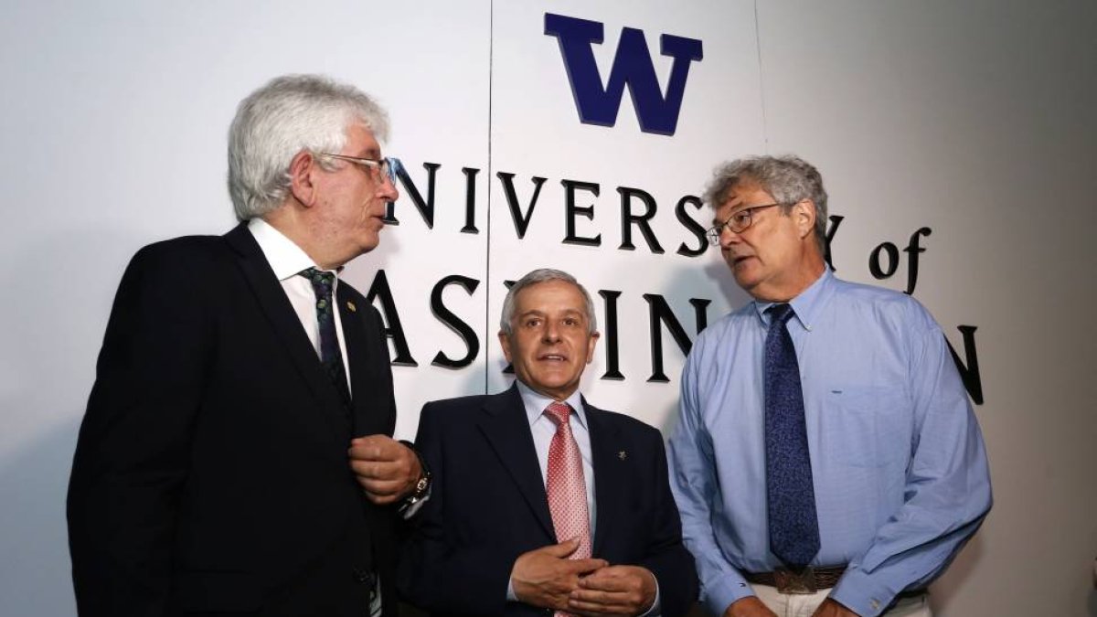 El alcalde de León, Emilio Gutiérrez, asiste al acto de celebración del quinto aniversario del Centro que la Universidad de Washington tiene en León. Junto a él, el rector de la ULE, José Ángel Hermida (I) y el director del UW León Center, Anthony Geist-ICAL