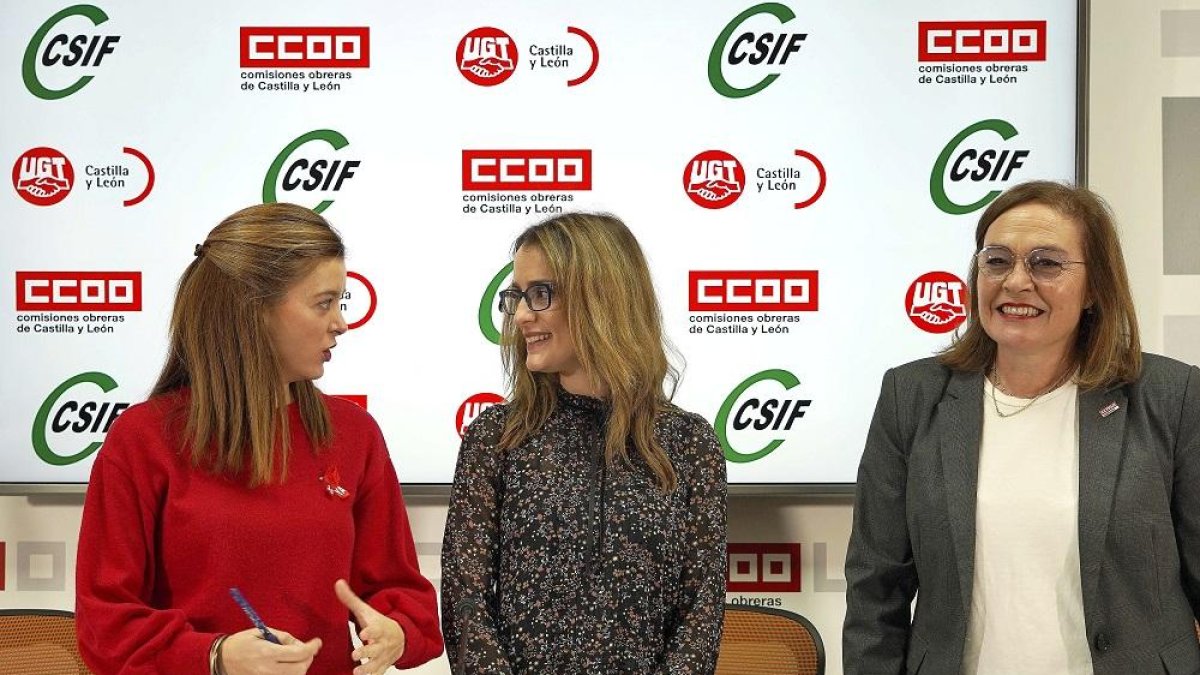 Beatriz García, Isabel Madruga y Elena Calderón informan sobre la negociación de las plantillas docentes.-ICAL