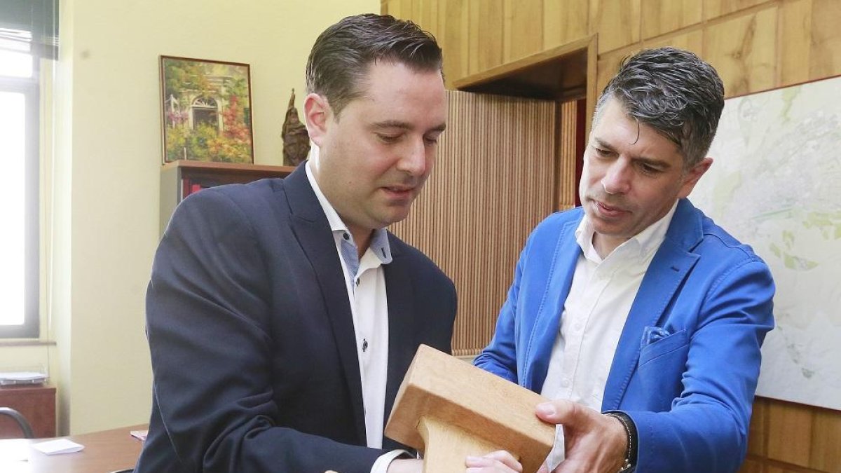 De la Rosa y Marañón durante una de sus entrevistas en el despacho de Alcaldía.-RAÚL COHOA