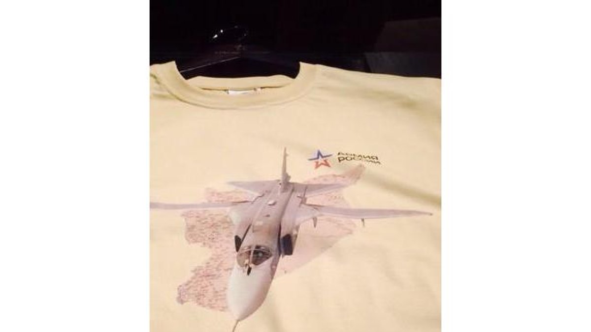 Camiseta con un avión de ataque ruso, uno de los modelos enviados por Putin a Siria.-