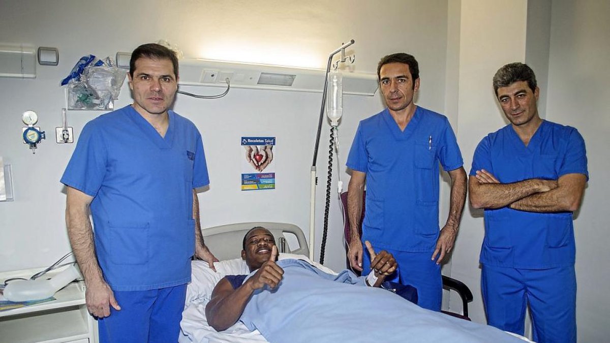 El jugador, con los doctores López Moreno, Lomo y Ferrero.-Andrés Domingo