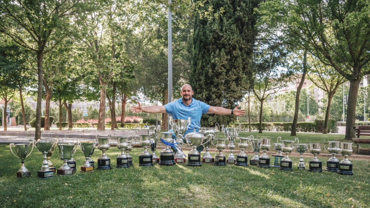 Pablo César Gutiérrez 'Peisi', con todos los trofeos ganador por el VRAC con él en sus filas. / VRAC