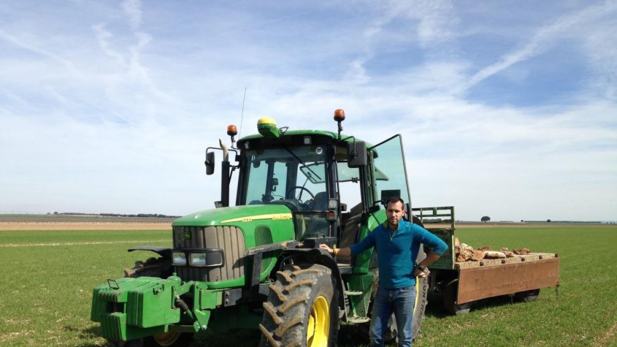 Ruben Arranz, agricultor vallisoletano, en su explotación ubicada en Campaspero.-E.M.