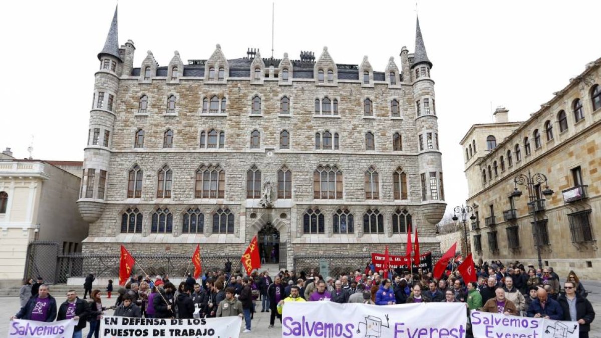 Los comités del grupo Everest y los trabajadores de la empresa se concentran en León para protestar por la situación de la editorial-Ical