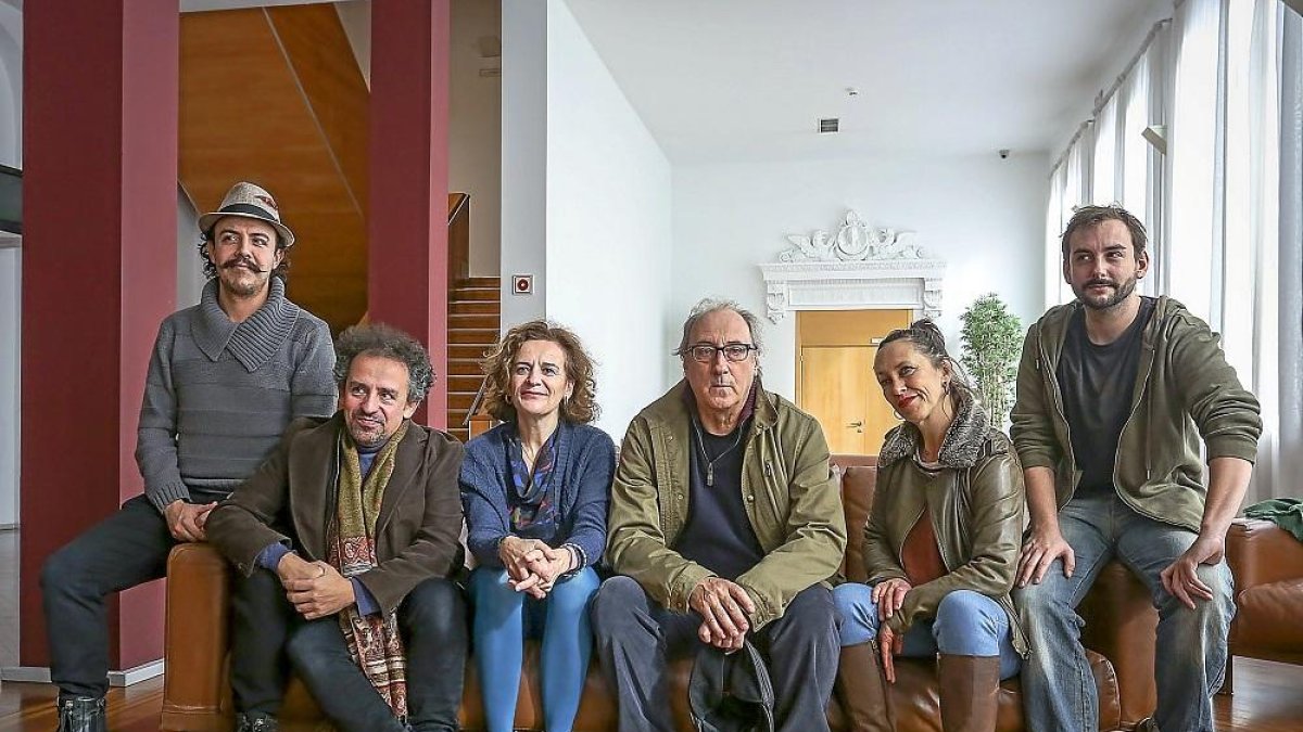 La compañía Els Joglars ayer en el teatro Calderón, donde este viernes estrenarán su último montaje ‘Señor Ruiseñor’.-ICAL