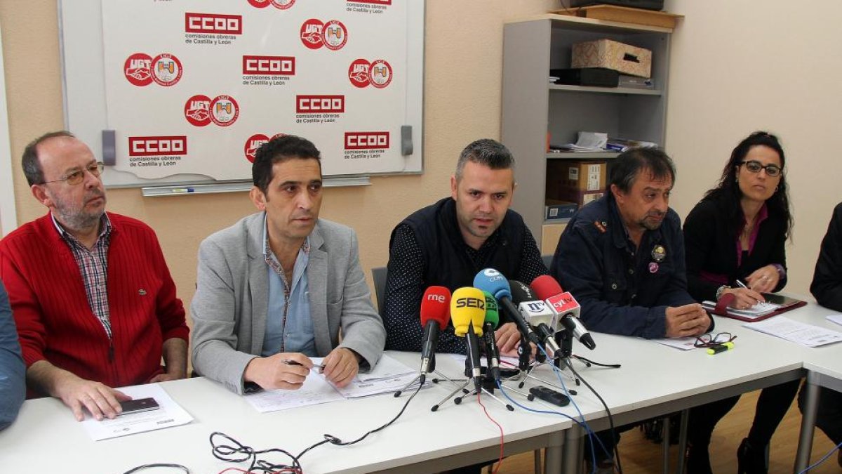 Raúl Santa Eufemia (C), secretario de política sindical de UGT, y Vicente Andrés (CI), su homólogo en CC.OO., presentan sus propuestas de continuidad para la empresa Embutidos Rodríguez.-ICAL
