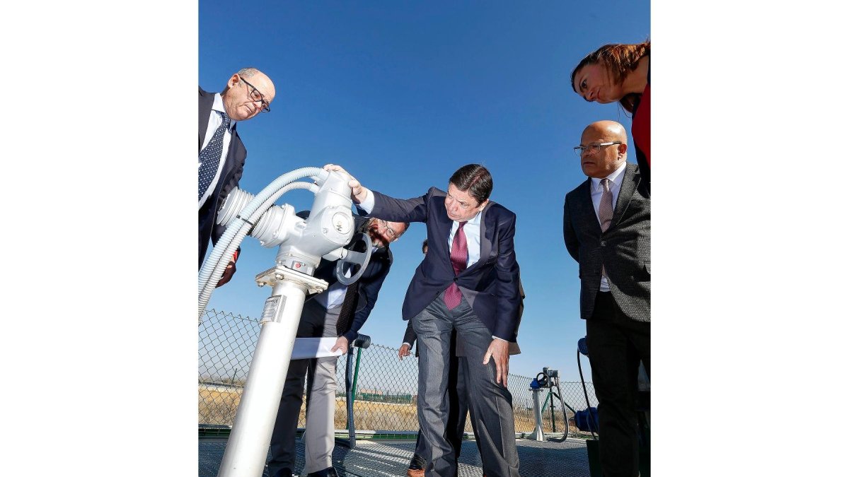 Planas durante una visita a las obras de modernización de regadío en la localidad leonesa de Matalobos del Páramo. ICAL