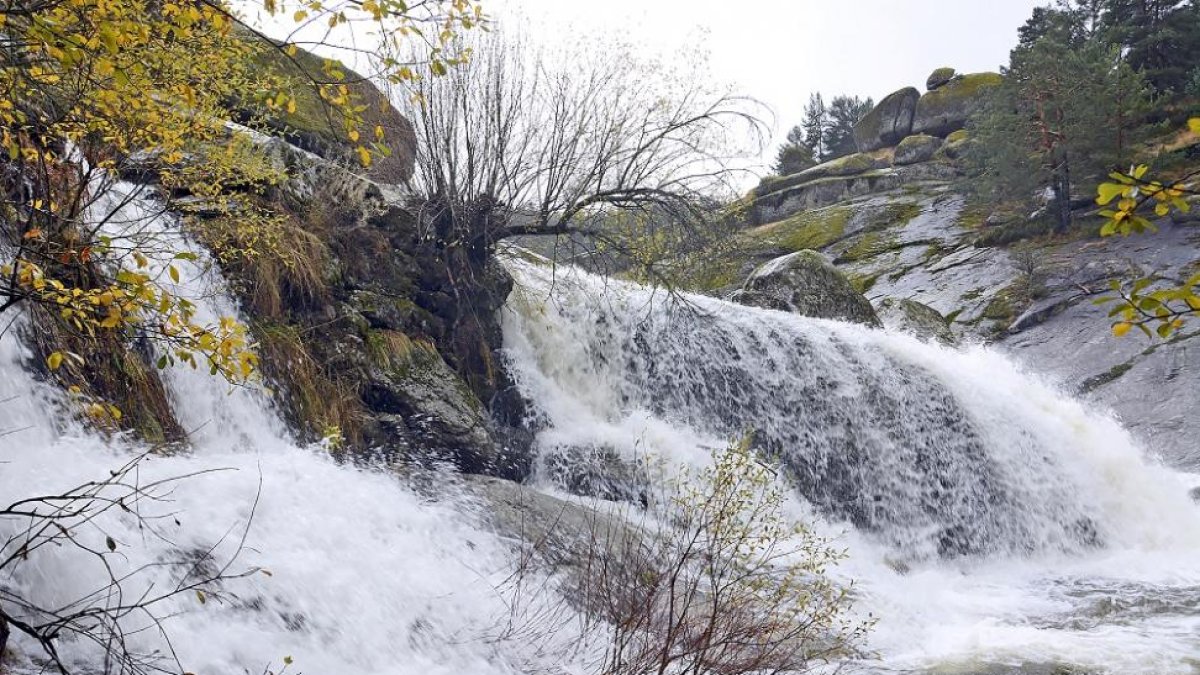 Imagen que presenta una de las caídas de agua entre peñascos de granito en el paraje de Las Chorreras durante estos días.-NURIA JIMÉNEZ