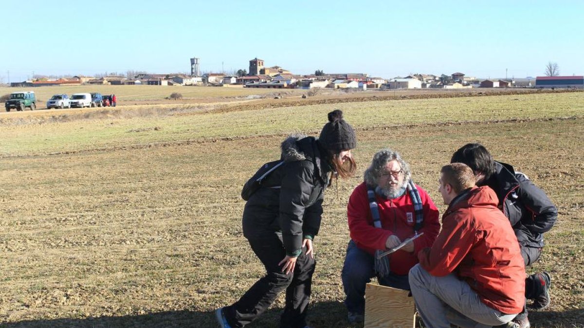 Javier Viñuela, investigador del CSIC,y técnicos de Grefa realizan muestreos en el municipio palentino de Capillas, en Tierras de Campos.-BRÁGIMO