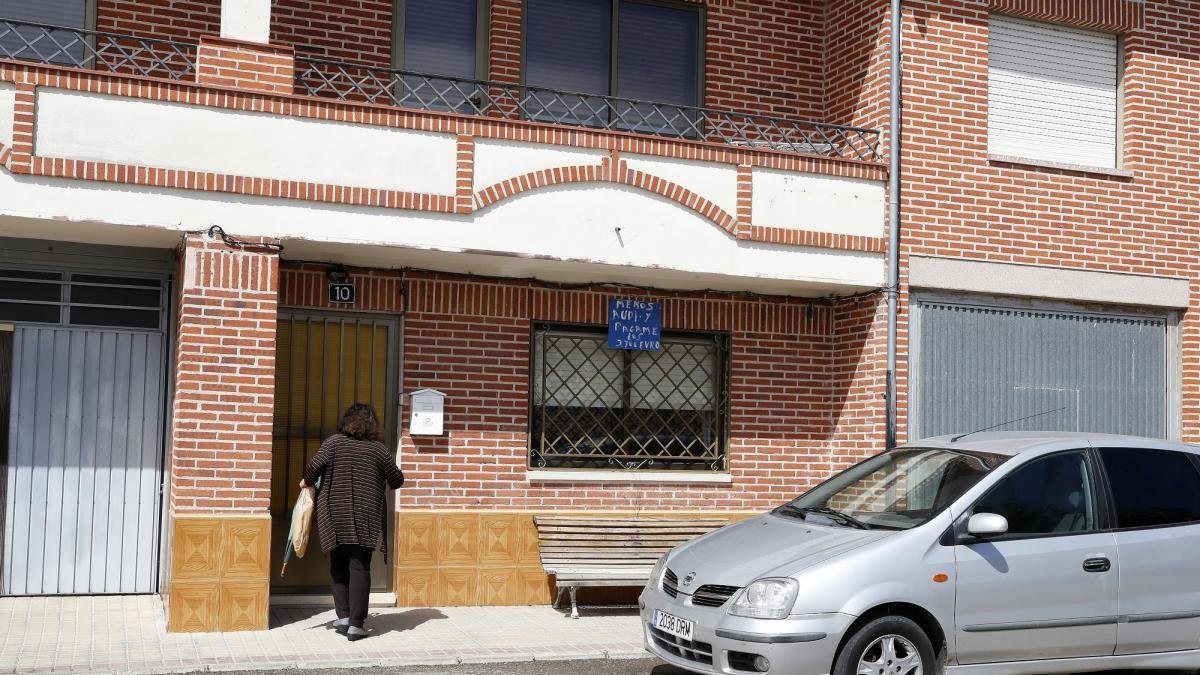 Un joven acusado de matar a la pareja de su madre en Nava del Rey (Valladolid). En la imagen la casa donde ocurrieron los hechos.-R. VALTERO / ICAL