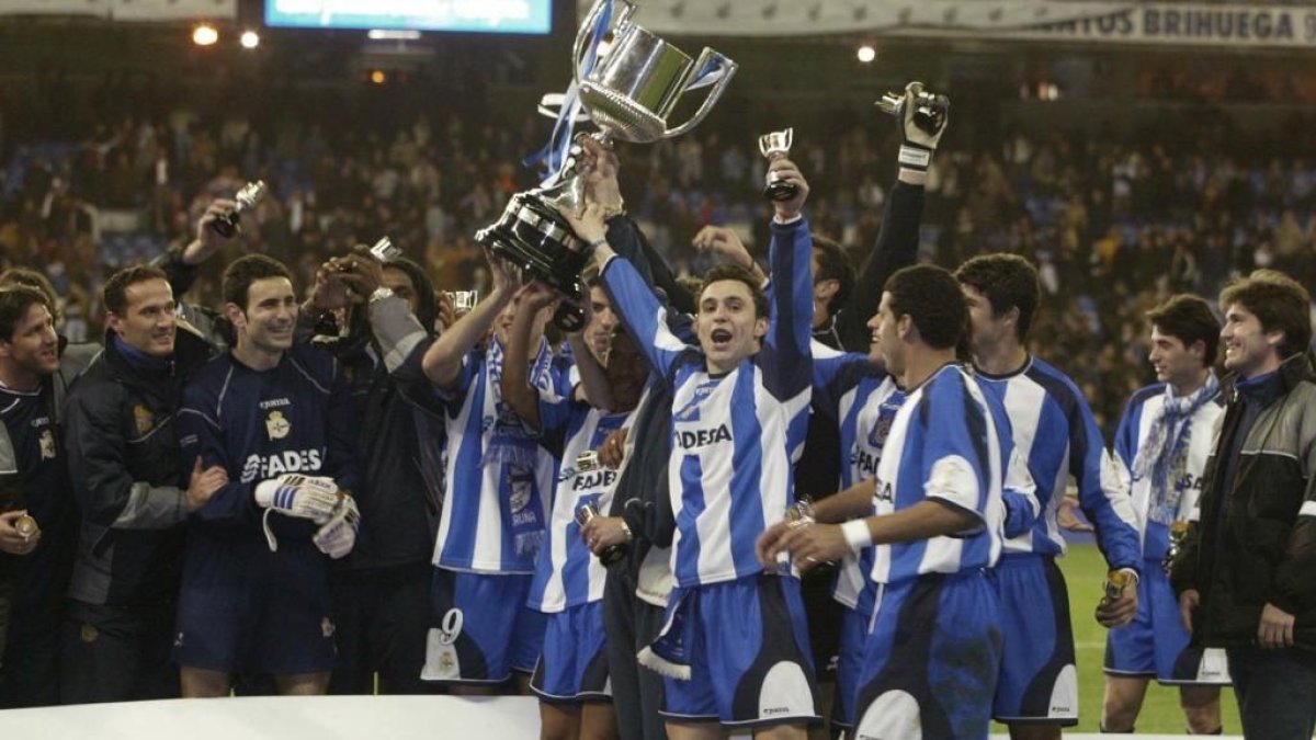 Sergio celebra la Copa delRey ganada en elBernabéu ante elRealMadrid.-RCDC