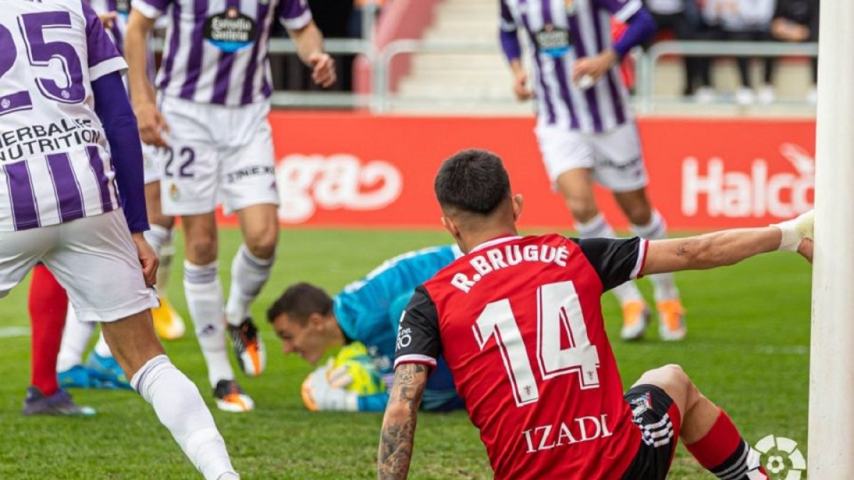 Masip ataja el balón y en primer plano Brugué se topa con el palo. / LA LIGA