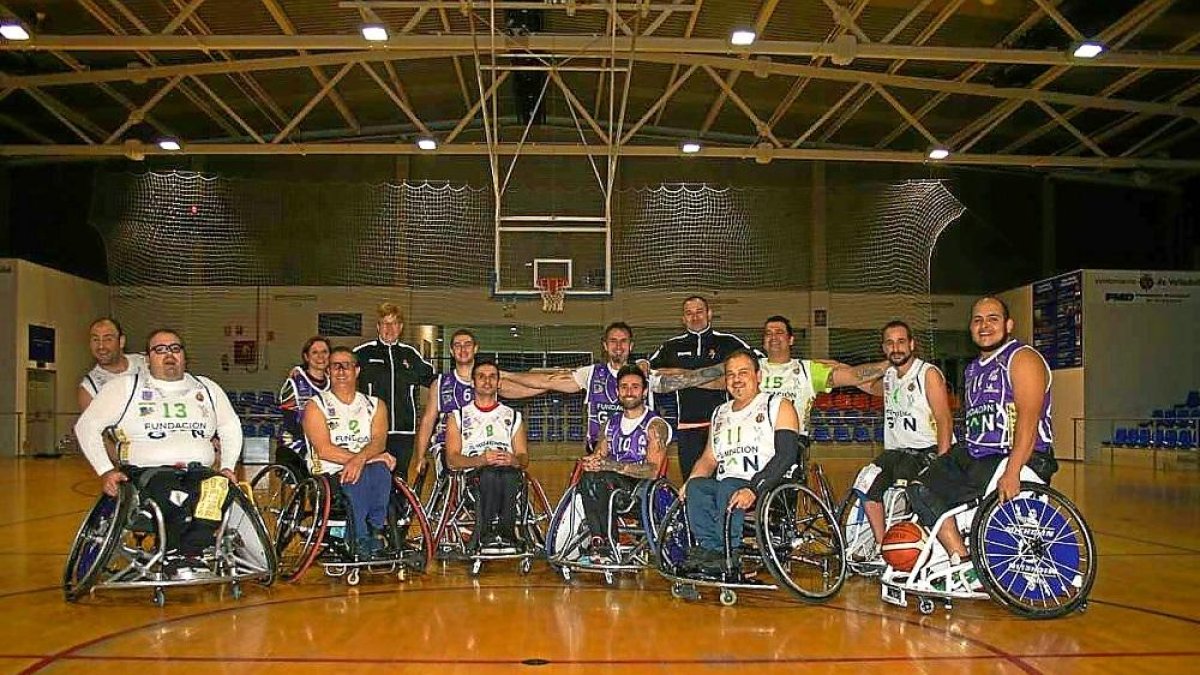 Las leyendas del Fundación Grupo Norte posan tras el partido.-EL MUNDO