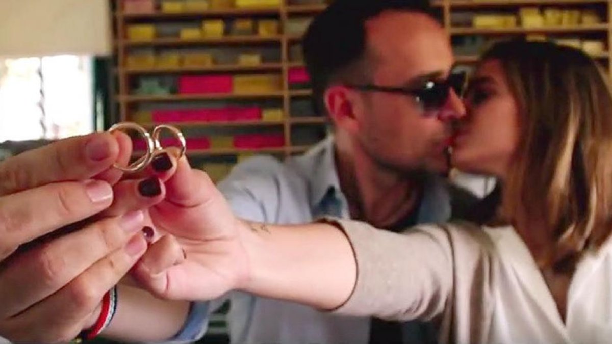 Risto Mejide y Laura Escanes muestran sus alianzas, creadas por el joyero Pablo Cimadevila, a quien ayudaron a fabricarlas.-