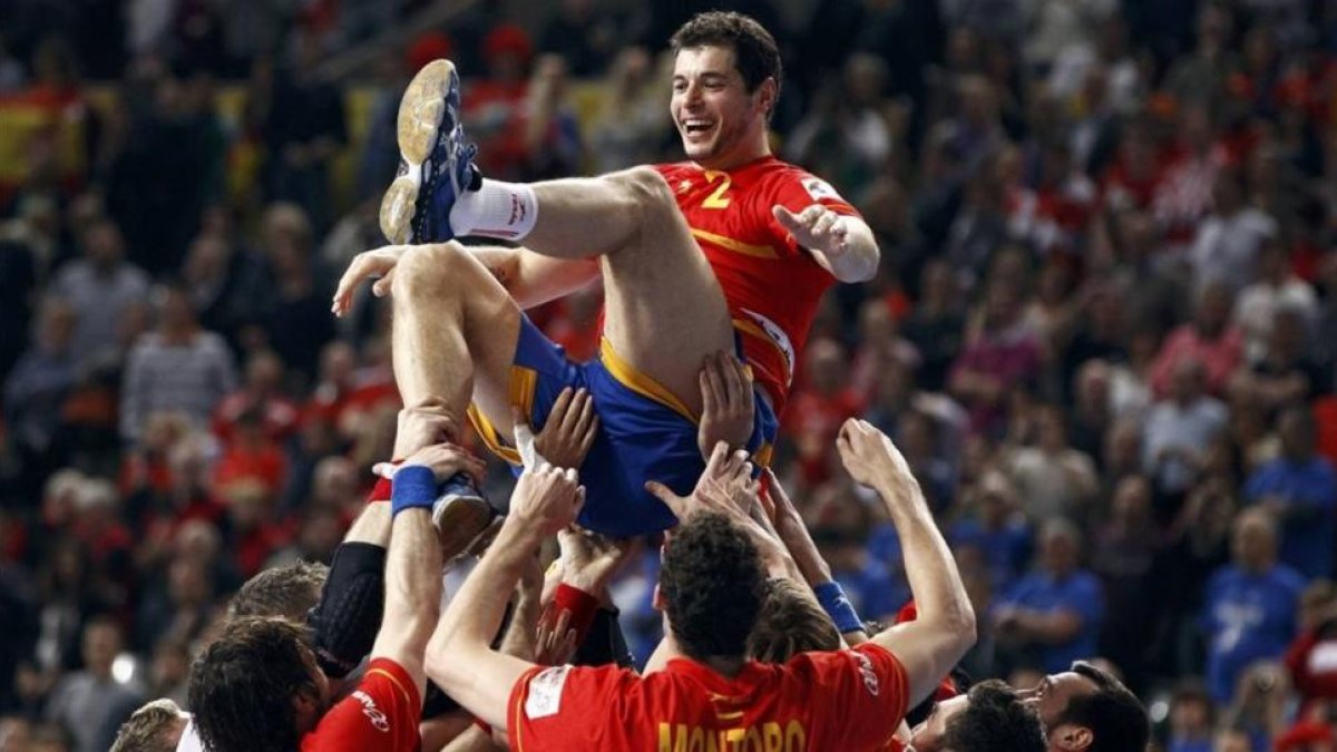 Entrerríos es manteado por sus compañeros de selección tras conquistar el oro en el Mundial de España 2013-MARKO DJURICA / REUTERS