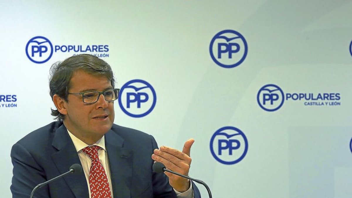 El presidente del PP de Castilla y León, Alfonso Fernández Mañueco, en su comparecencia ante los periodistas.-ICAL