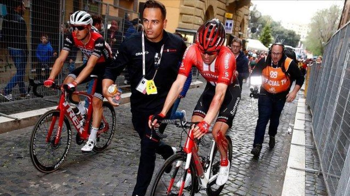 Tom Dumoulin, después de su caída en el Giro.-LUK BENIES AFP