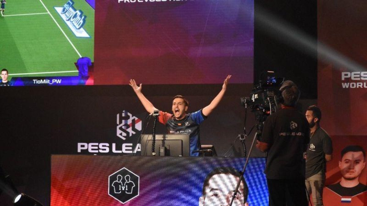 Alex Alguacil en uno de los partidos de la fase final del Mundial de PES.-TWITTER