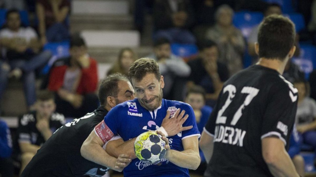Fernando Hernández intenta avanzar entre líneas con el balón pese a estar trabado-DAVID S. BUSTAMANTE