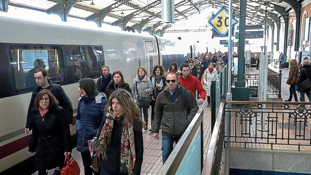 Estación de Valladolid, a la llegada de la línea de Alta Velocidad que conecta con Madrid.-J.M. LOSTAU