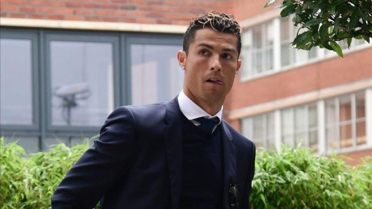 Cristiano Ronaldo, a su llegada al hotel de Cardiff para jugar la final de la Champions.-AFP / JAVIER SORIANO