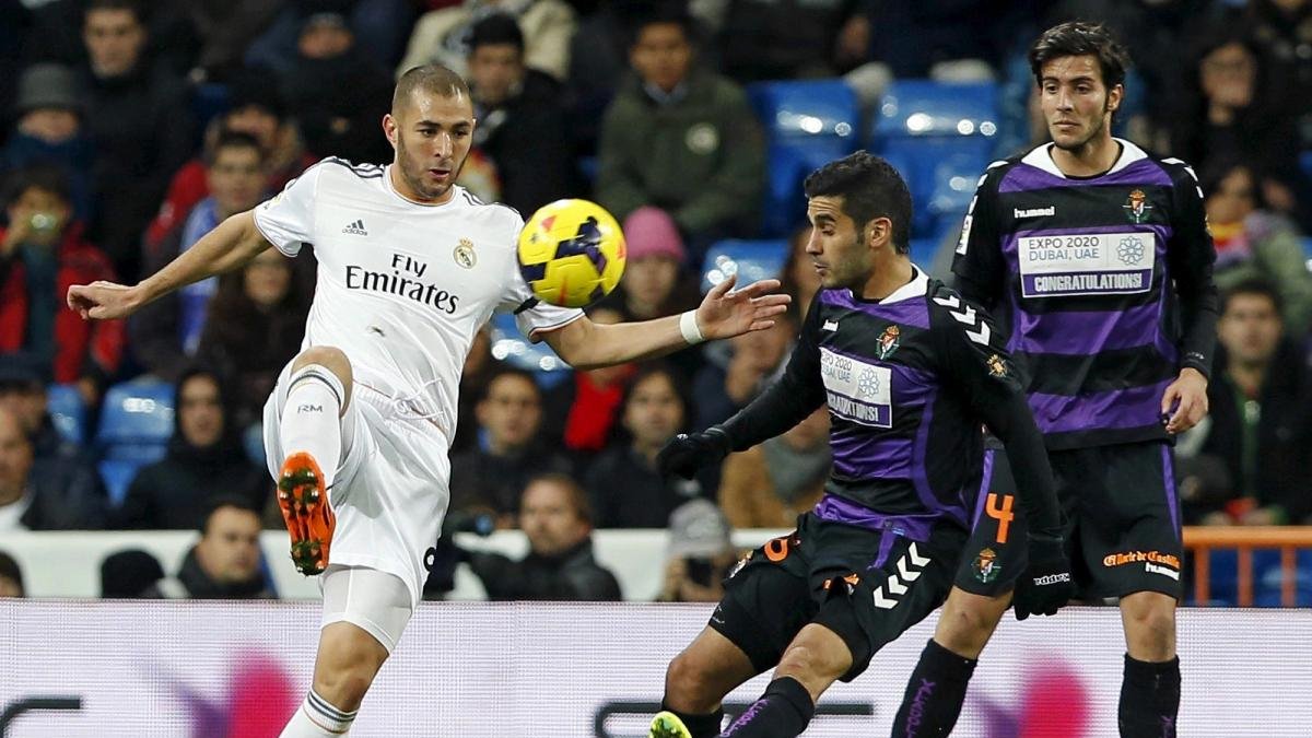 Benzema, ante Sastre y Valiente, en la última visita al Bernabéu.-E. M.