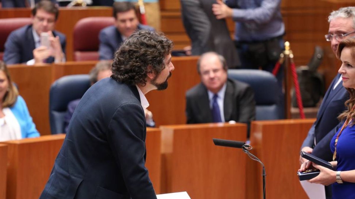 Sesión constitutiva de la IX Legislatura de las Cortes de Castilla y León. En la imagen el portavoz de IU, José Sarrión, toma posesión como procurador-Ical