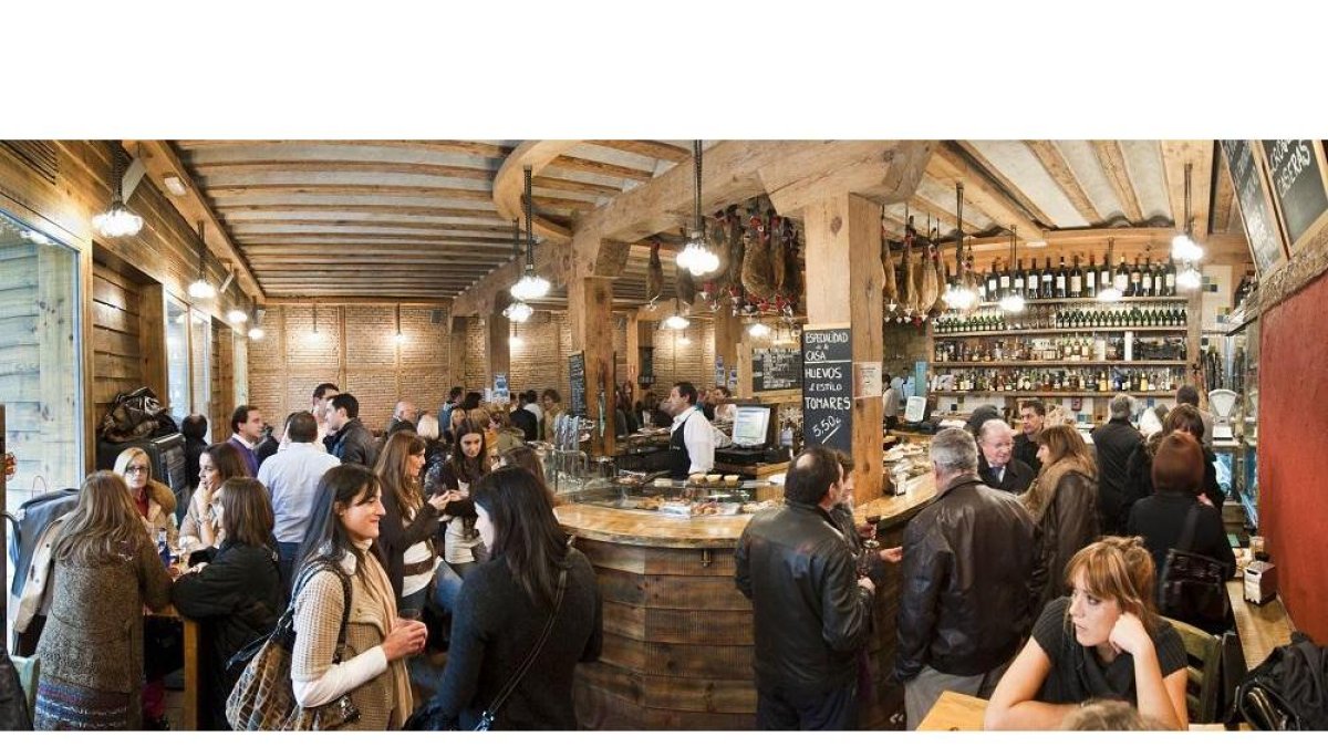 La Favorita explota el concepto de taberna urbana que tanto éxito tiene en Burgos con una clientela fiel.-ECB