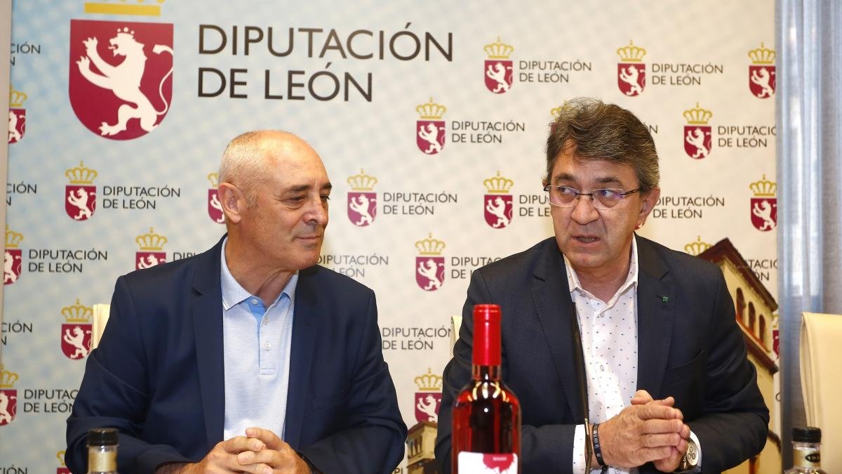 El presidente de la Diputación, Juan Martínez Majo, acompañado por el presidente de la DO Tierra de León, Rafael Blanco, presenta la Feria del Vino de Valencia de Don Juan.-CARLOS S. CAMPILLO / ICAL